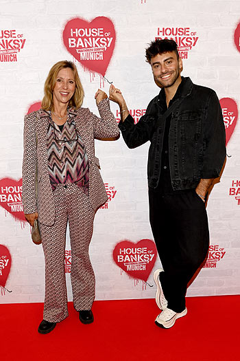 Carin C. Tietze, Alessandro Capasso: Eröffnungsevent "House of Banksy – An Unauthorized Exhibition" Ausstellung im B-TWEEN, 1. UG (Ehem. Galeria Kaufhof Stachus) in München am 13.06.2024 (©Agency People Image (c) Michael Tinnefeld)
